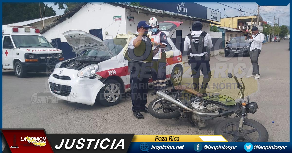 Motociclista se estrella en taxi