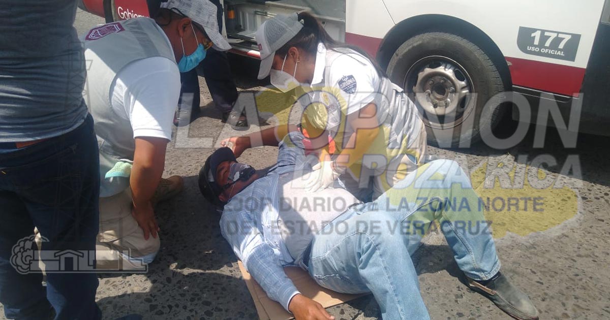 Lo tumban de la moto