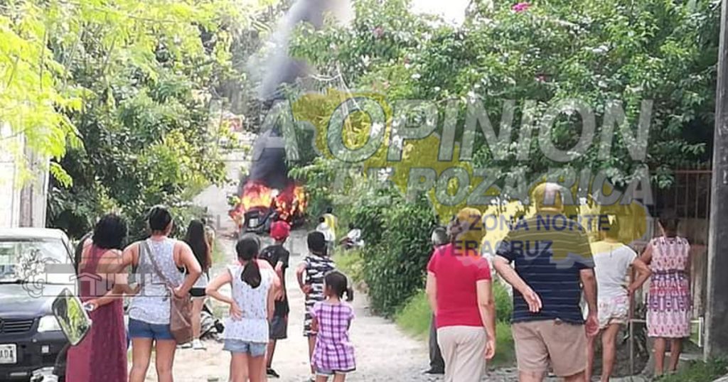 “Vocho” convertido en Chatarra al incendiarse