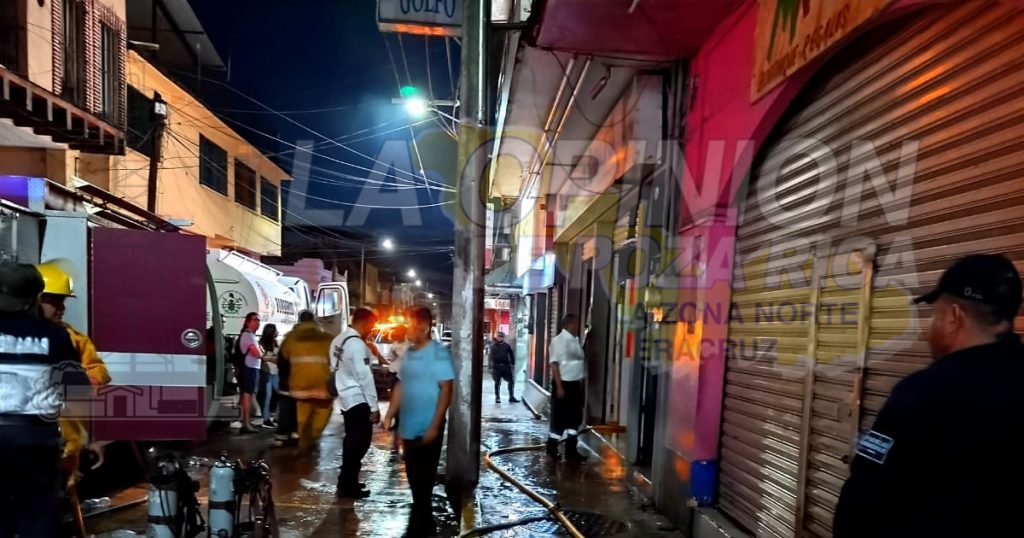 Voraz incendio consumió céntrica farmacia en Tlapacoyan.