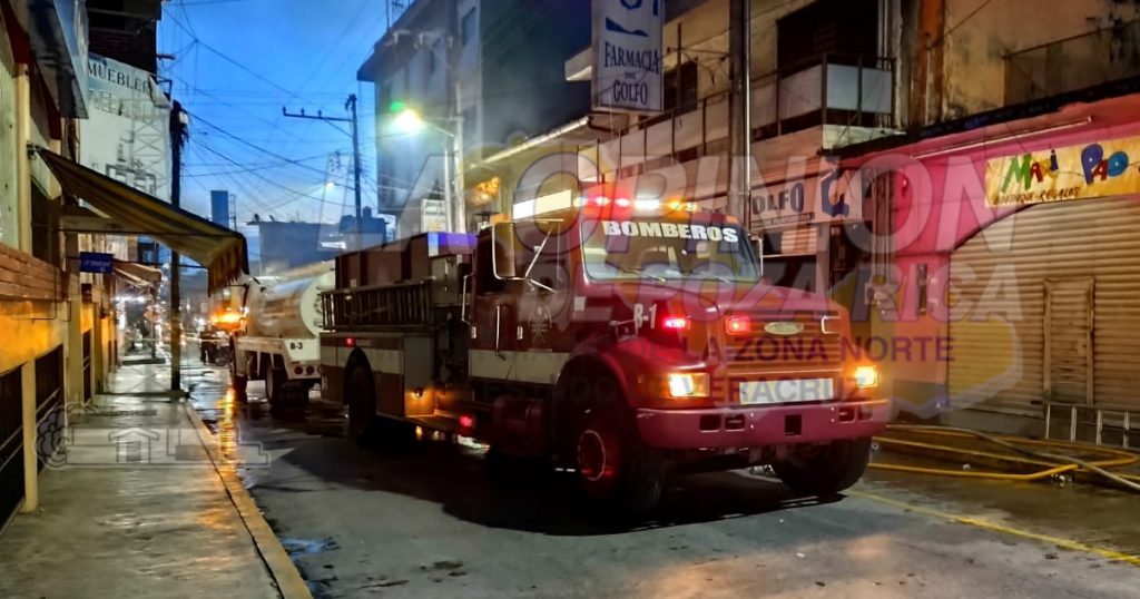 Voraz incendio consumió céntrica farmacia en Tlapacoyan.