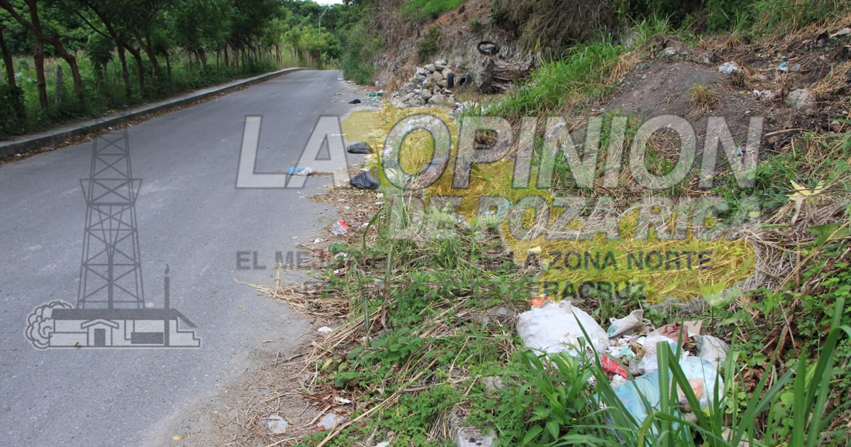 Arrojan basura en terrenos baldíos