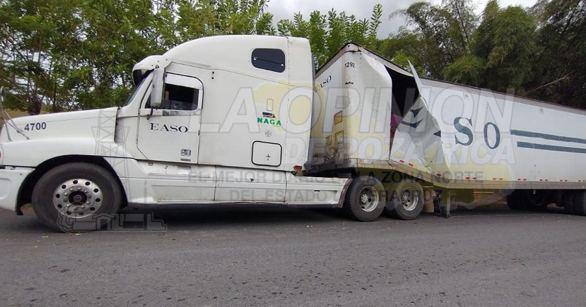 Tráiler queda varado sobre carretera estatal a la altura de Tepatlán