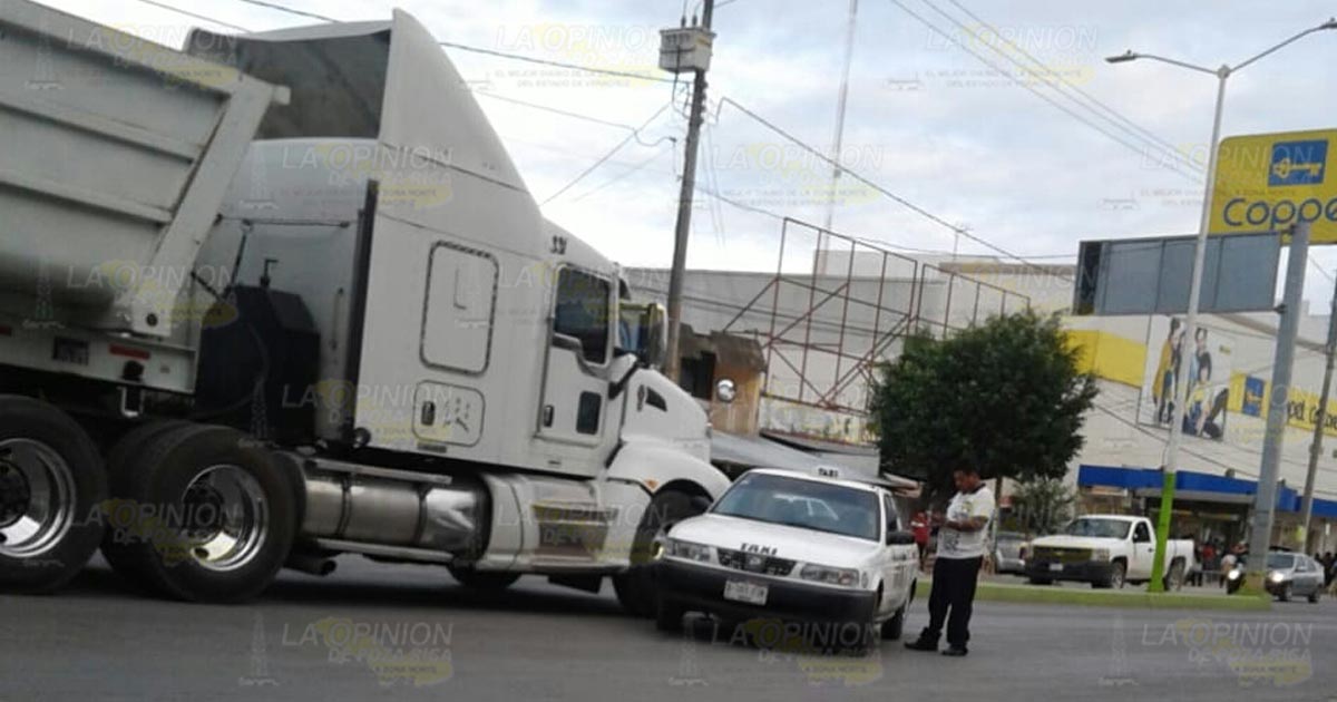 Tráiler choca contra taxi
