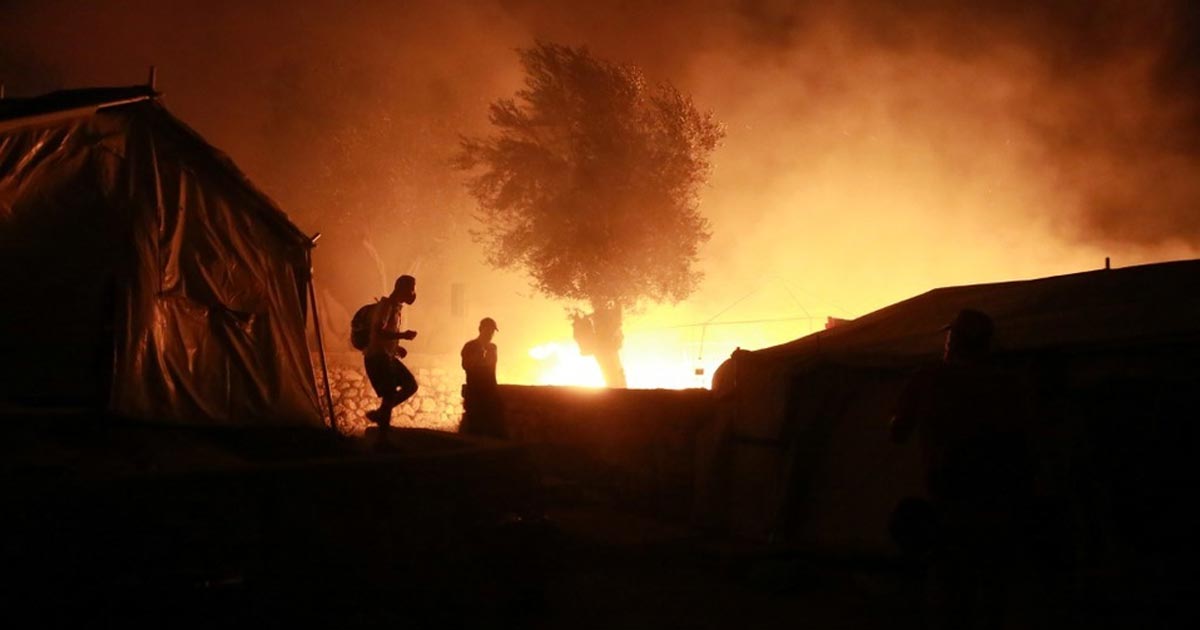 En Grecia, reportan incendio en el campo de migrantes de Moria.