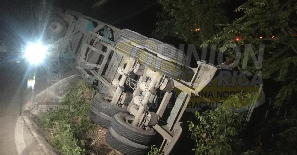 Vuelca tráiler cargado de cítricos