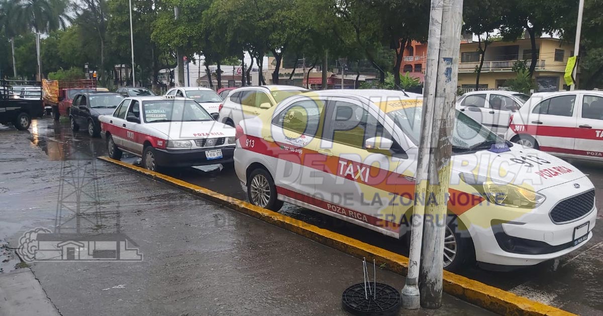 Dos taxis chocan por alcance en Poza Rica