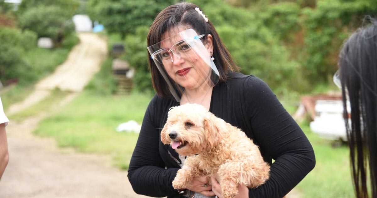 Diputada Rosalinda Galindo se solidariza con el albergue perruno "Ada Azul"