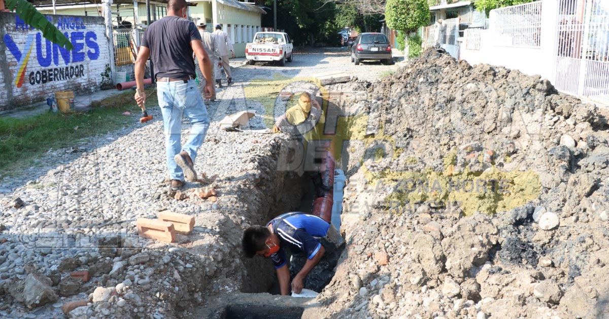 Repara Gobierno de Poza Rica drenaje en la calle Veracruz de la MAC