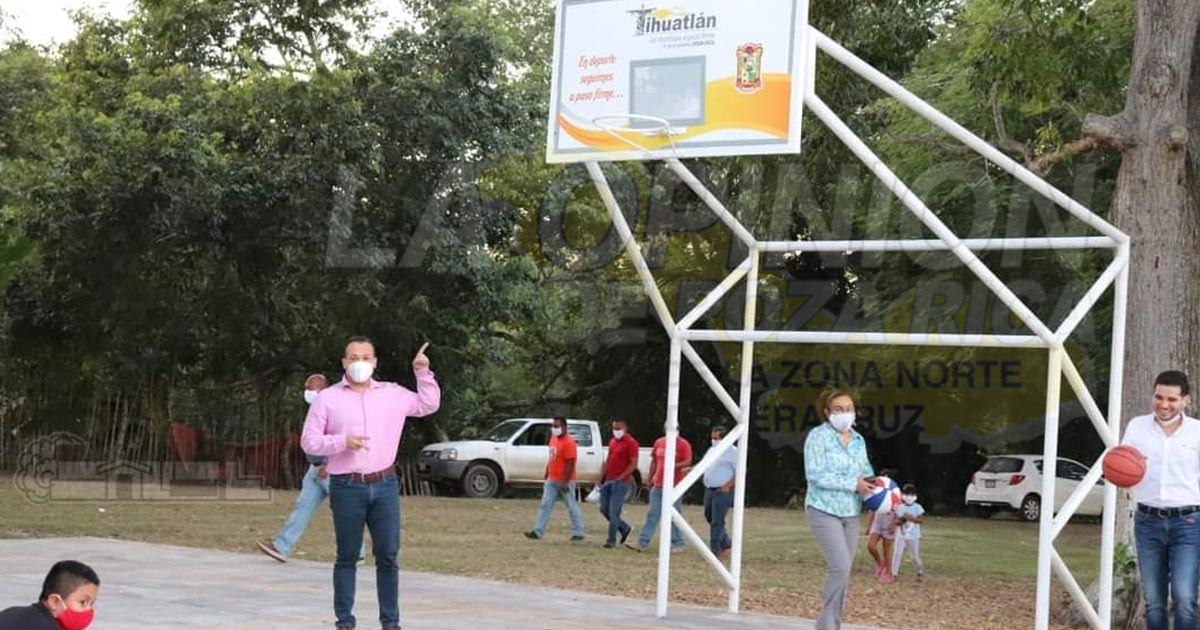 Rehabilitan campo deportivo, y entregan baños sanitarios