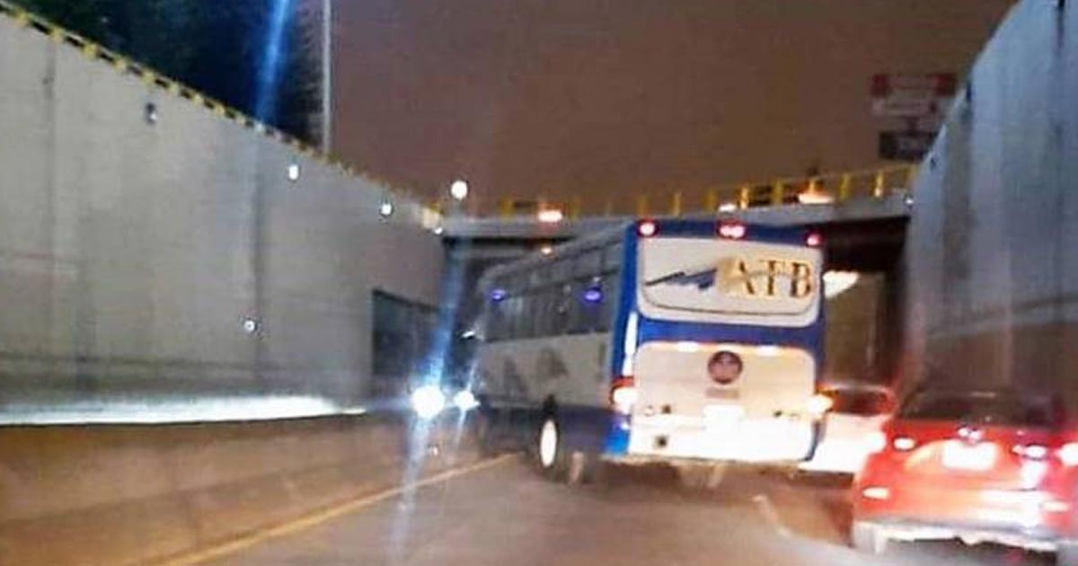 Autobús chocó contra muro divisor, en Xalapa