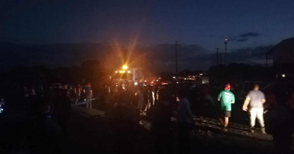 Bloquean carretera Tampico-Valles por falta de agua en Tamos, Veracruz