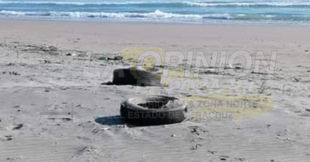 Barra de Cazones devuelve llantas a la playa