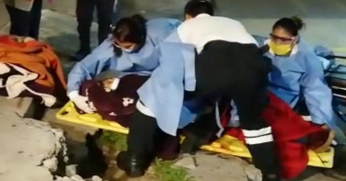 La regresan del hospital y da a luz en la calle