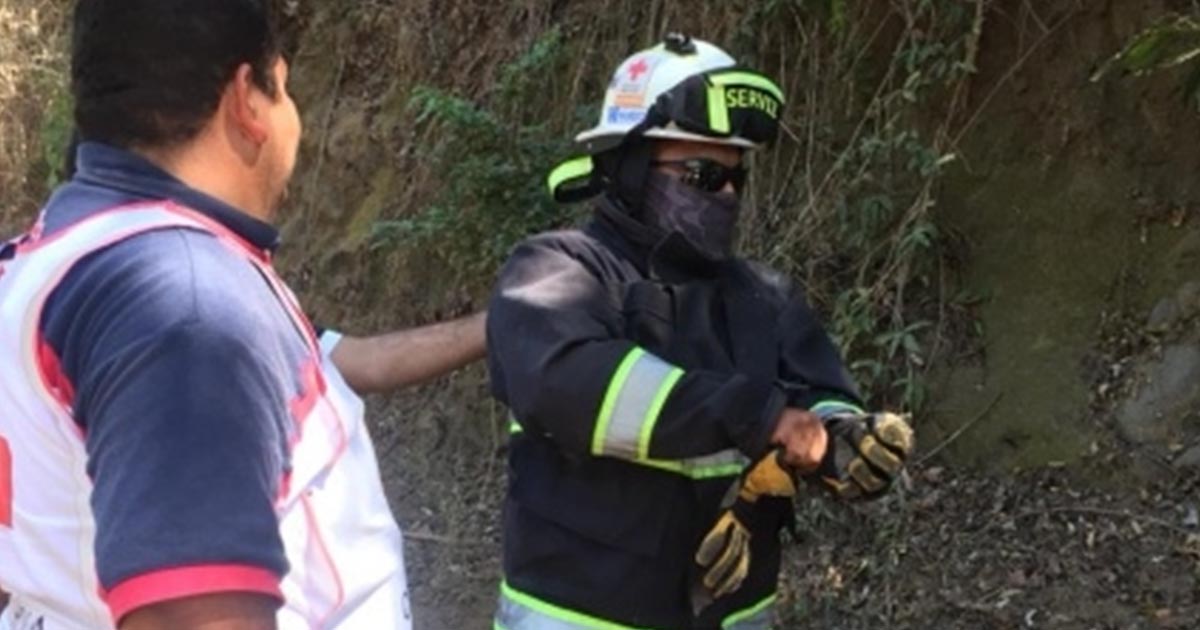 Siguen sin rescatar a hombre semienterrado en Colima