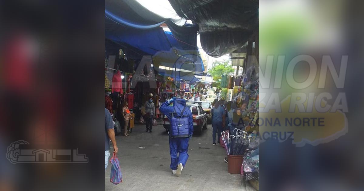 Desinfectan taxis y comercio en área de la plaza de Cerro Azul