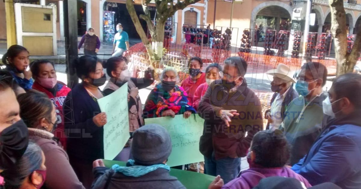 Se manifiestan comerciantes, exigen regreso a actividades