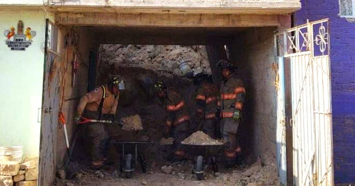 Desgaje de cerro afecta 3 casas