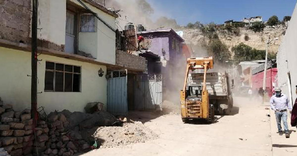 Desgaje de cerro afecta 3 casas