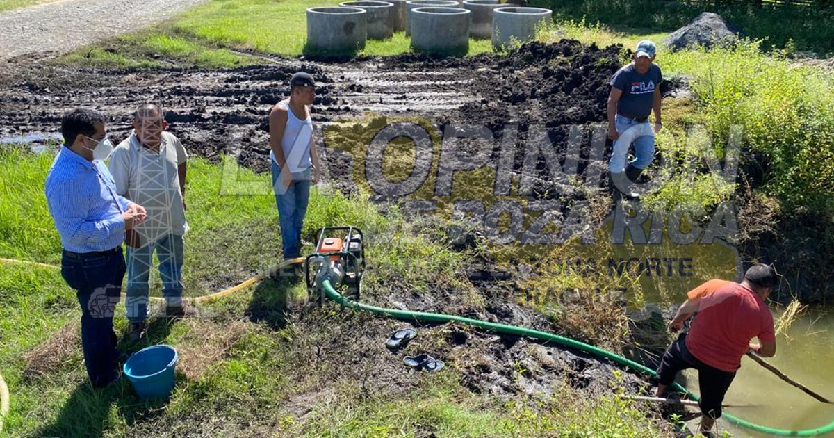 Facilita alcalde de Naranjos maquinaria para pozo en Zaragoza