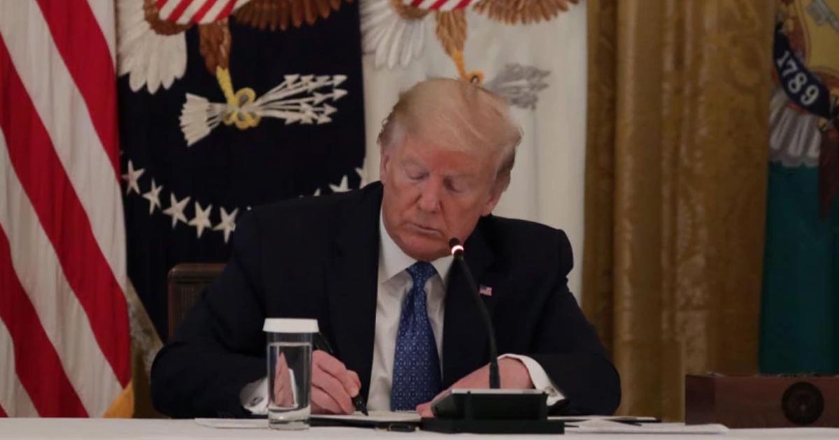 Firma Trump financiamiento para evitar cierre del gobierno de EU
