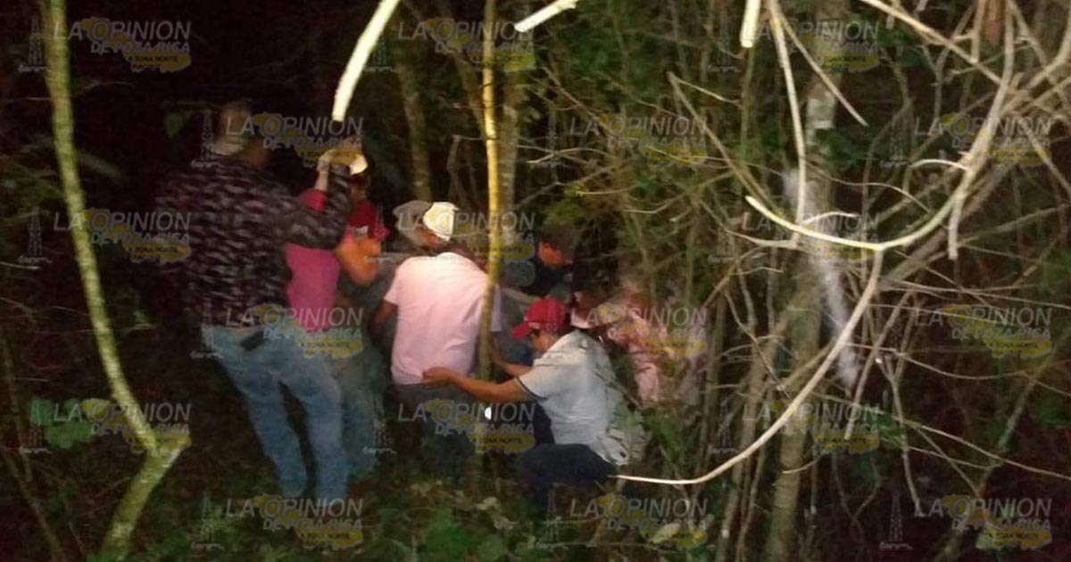 Rescatan a abuelito a punto de caer a barranco