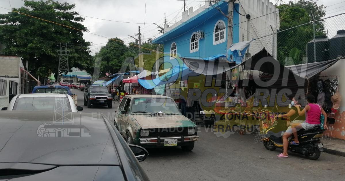 Invaden calle 2 de Abril, comerciantes se adueñan de las banquetas