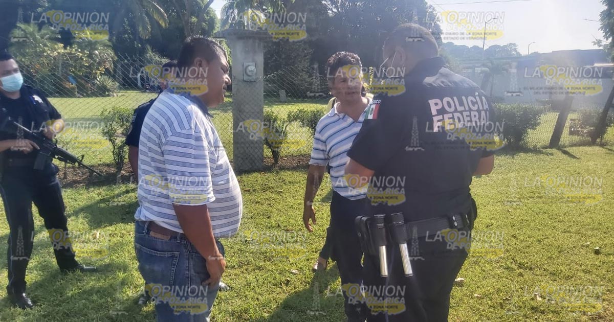 Motociclista se estrella contra un taxi