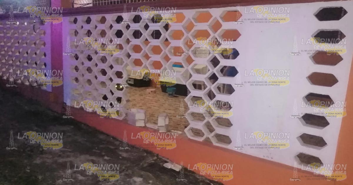 Mujer impacta su auto contra la barda de una casa