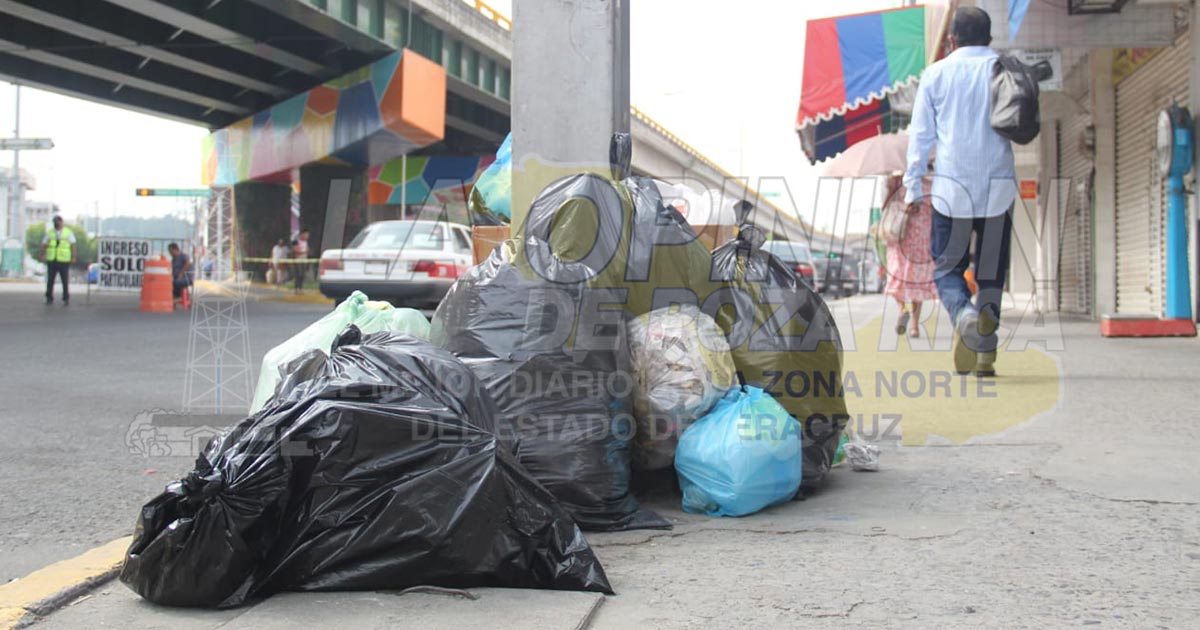 Poza Rica, amanece inundada de basura