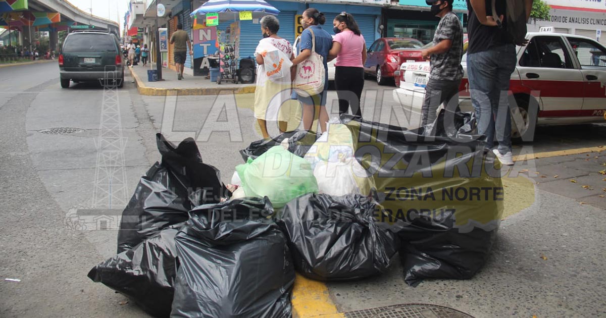 Poza Rica, amanece inundada de basura