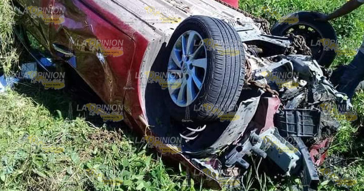 Profesor misanteco se va al barranco con todo y carro