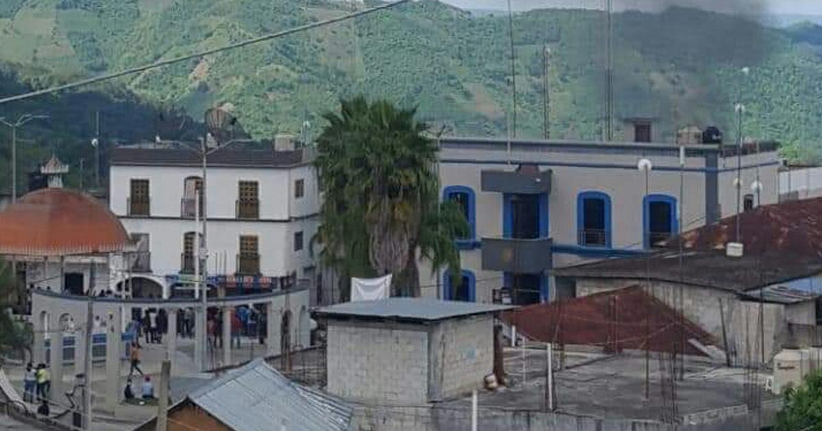 ¡Queman boletas electorales en Xochiatipan!