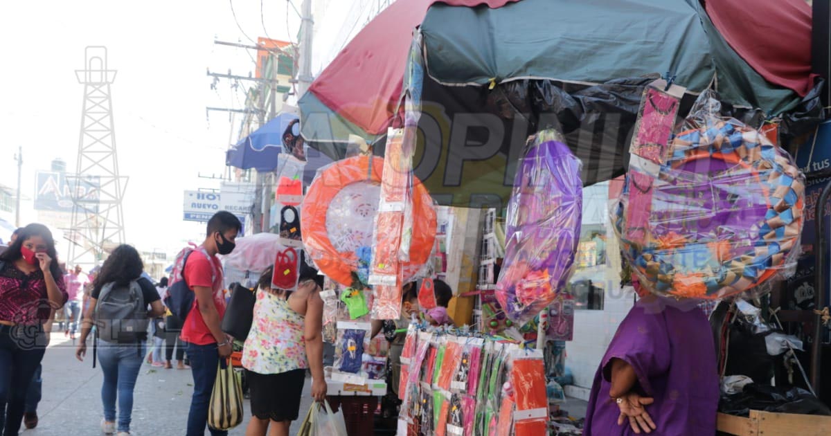 Reaviva Todos Santos al comercio callejero
