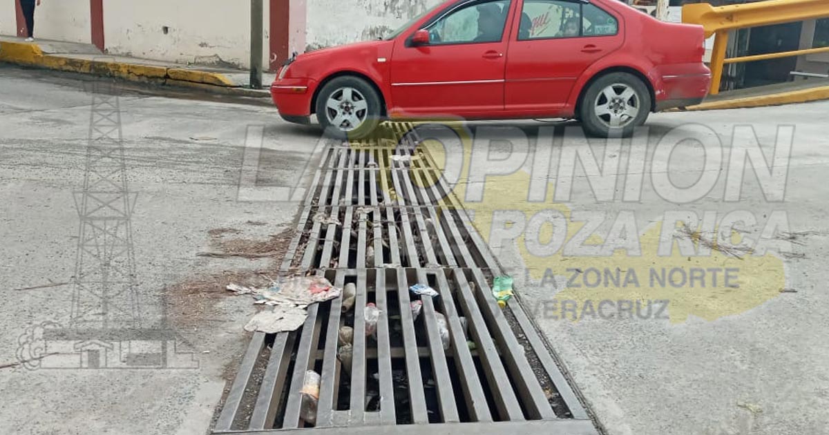 Rejillas obstruidas por basura en Naranjos