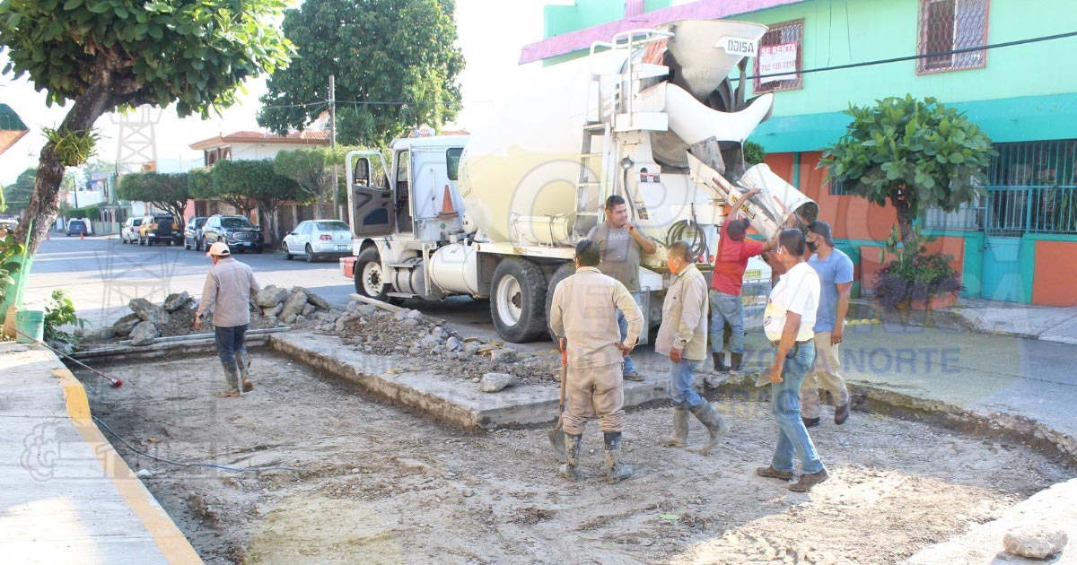 Repara Gobierno de Poza Rica, hundimiento sobre la calle 20 en la colonia Cazones