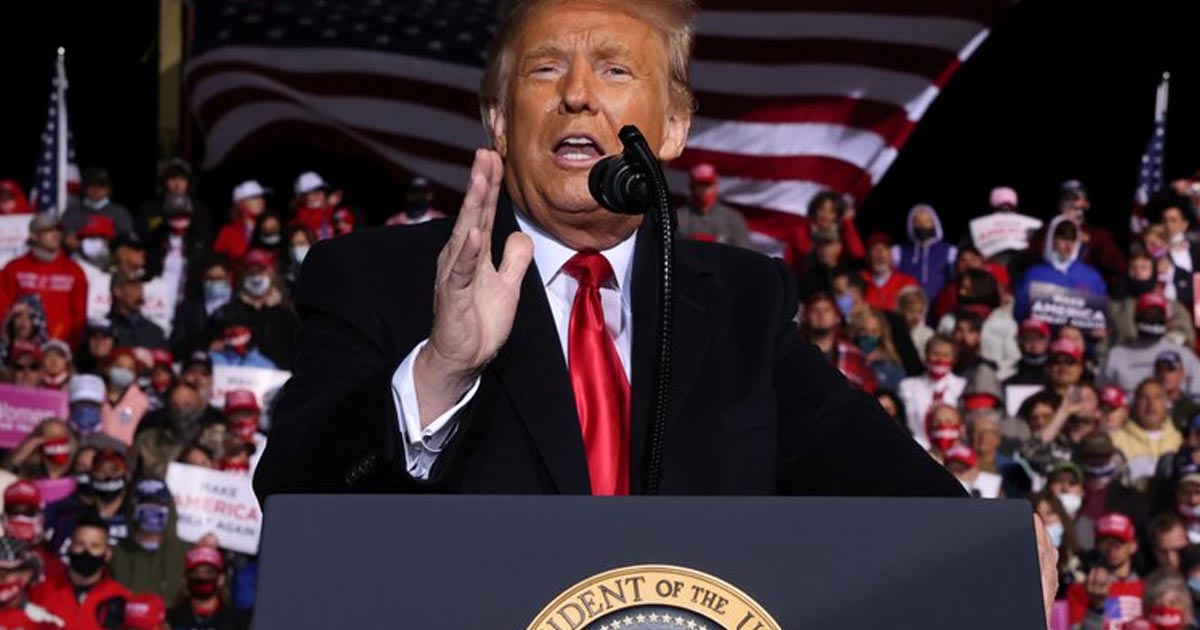 El mensaje de Donald Trump en busca del voto femenino: “Mujeres suburbanas, por favor, yo salvé su maldito barrio”