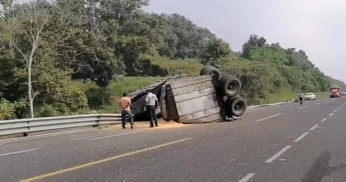 Vuelca tracto camión
