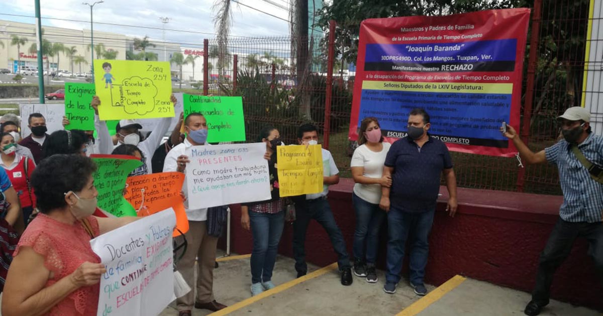 Maestros protestan afuera de la SEV