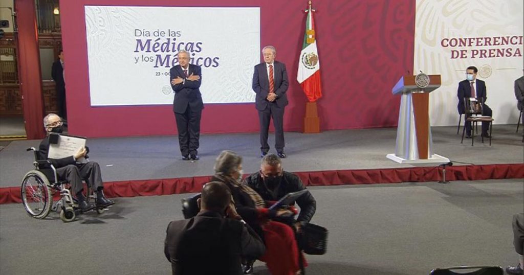AMLO reconoce a médicas y médicos en Palacio Nacional