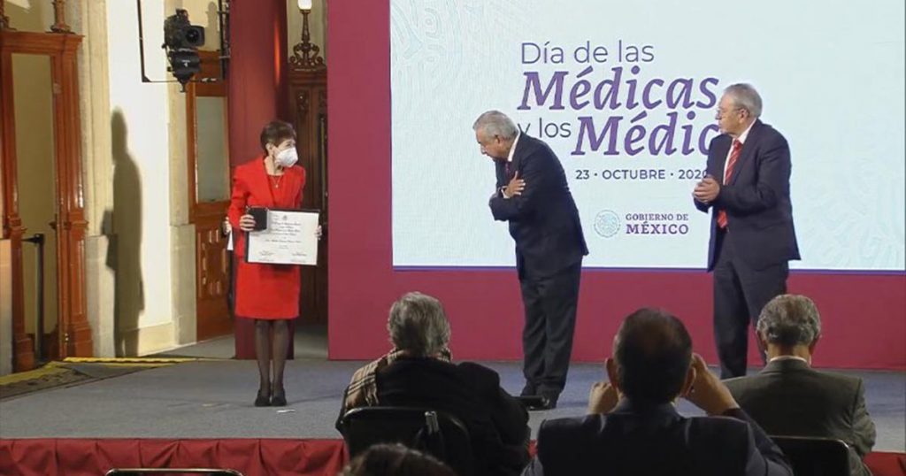 AMLO reconoce a médicas y médicos en Palacio Nacional
