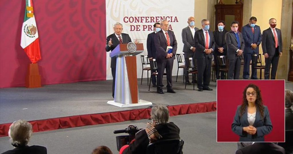 AMLO reconoce a médicas y médicos en Palacio Nacional