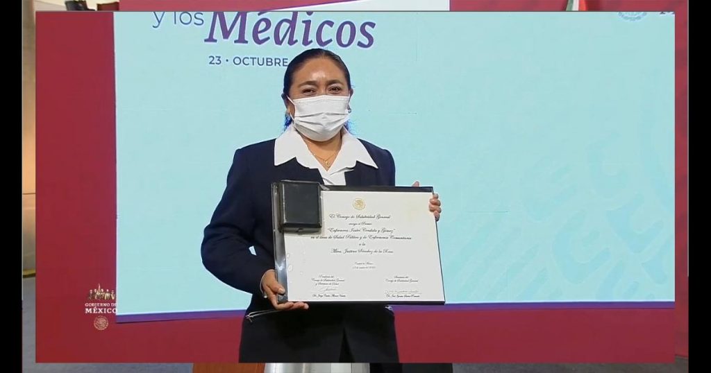 AMLO reconoce a médicas y médicos en Palacio Nacional