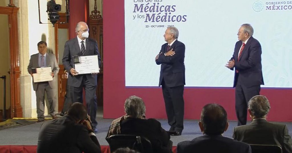 AMLO reconoce a médicas y médicos en Palacio Nacional