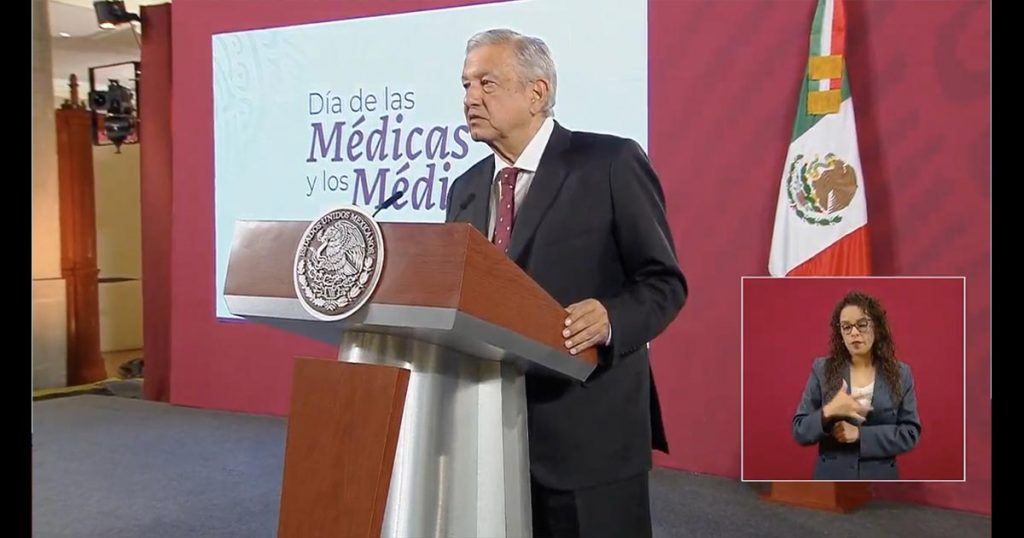 AMLO reconoce a médicas y médicos en Palacio Nacional