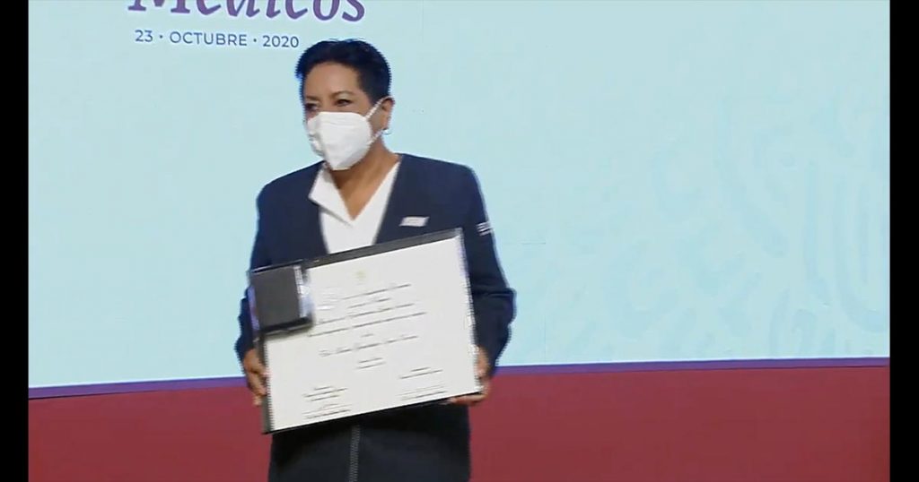 AMLO reconoce a médicas y médicos en Palacio Nacional