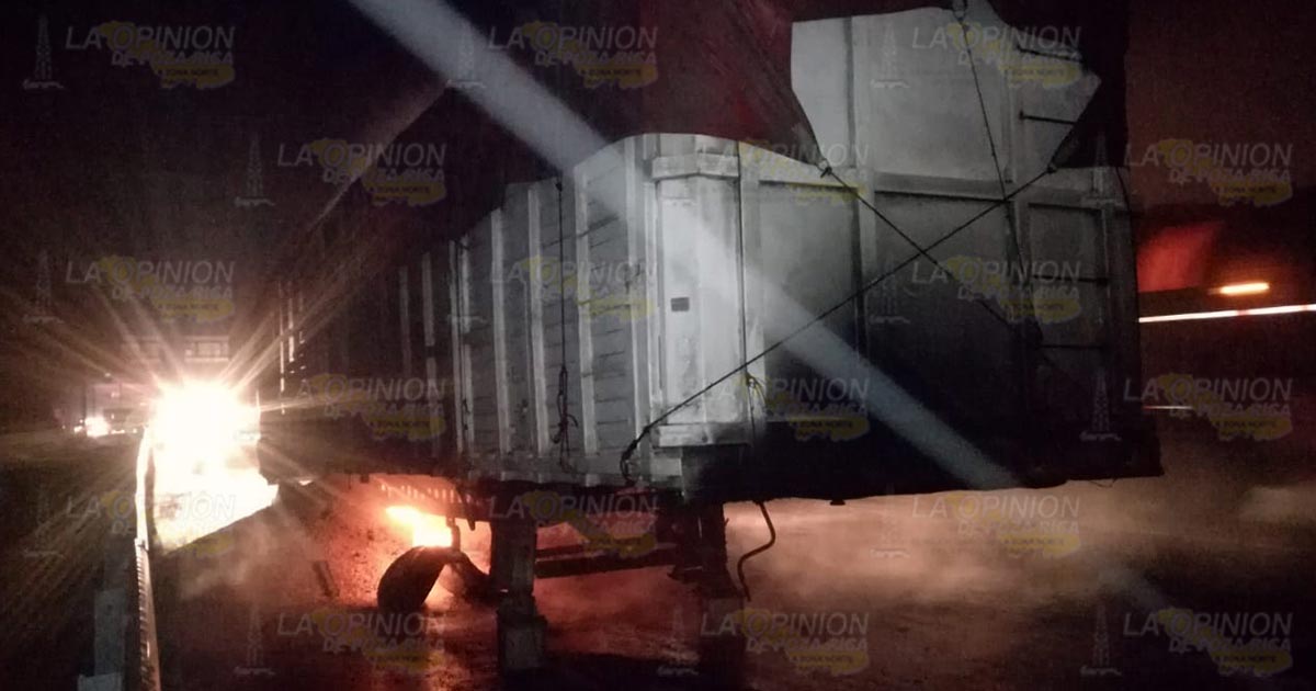 Arde remolque en autopista México-Tuxpan