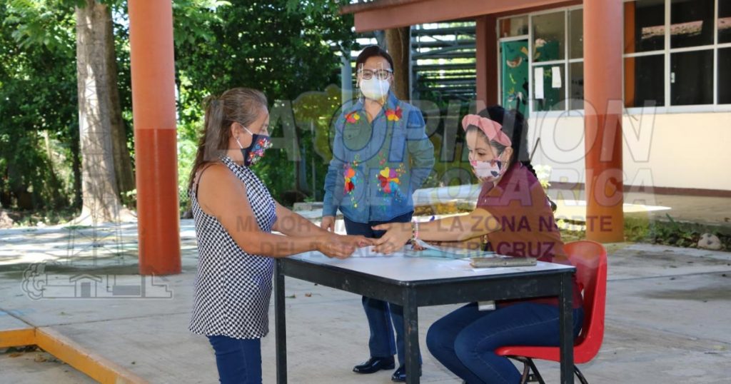 La distribución de las becas se llevó a cabo visitando todas y cada una de las escuelas