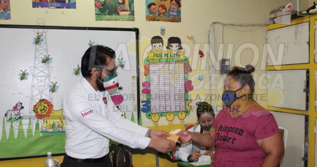 La distribución de las becas se llevó a cabo visitando todas y cada una de las escuelas