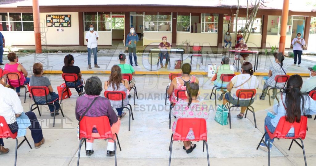 La distribución de las becas se llevó a cabo visitando todas y cada una de las escuelas